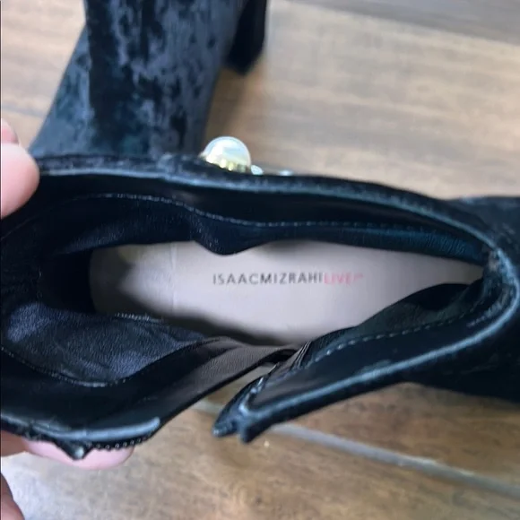 Elegant Black Velvet Ankle Boots with Pearl Detailing Isaac Mizrahi brand. 8.5 - Picture 5 of 10